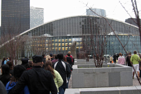Walking to La Defense in Paris, with the Thumb